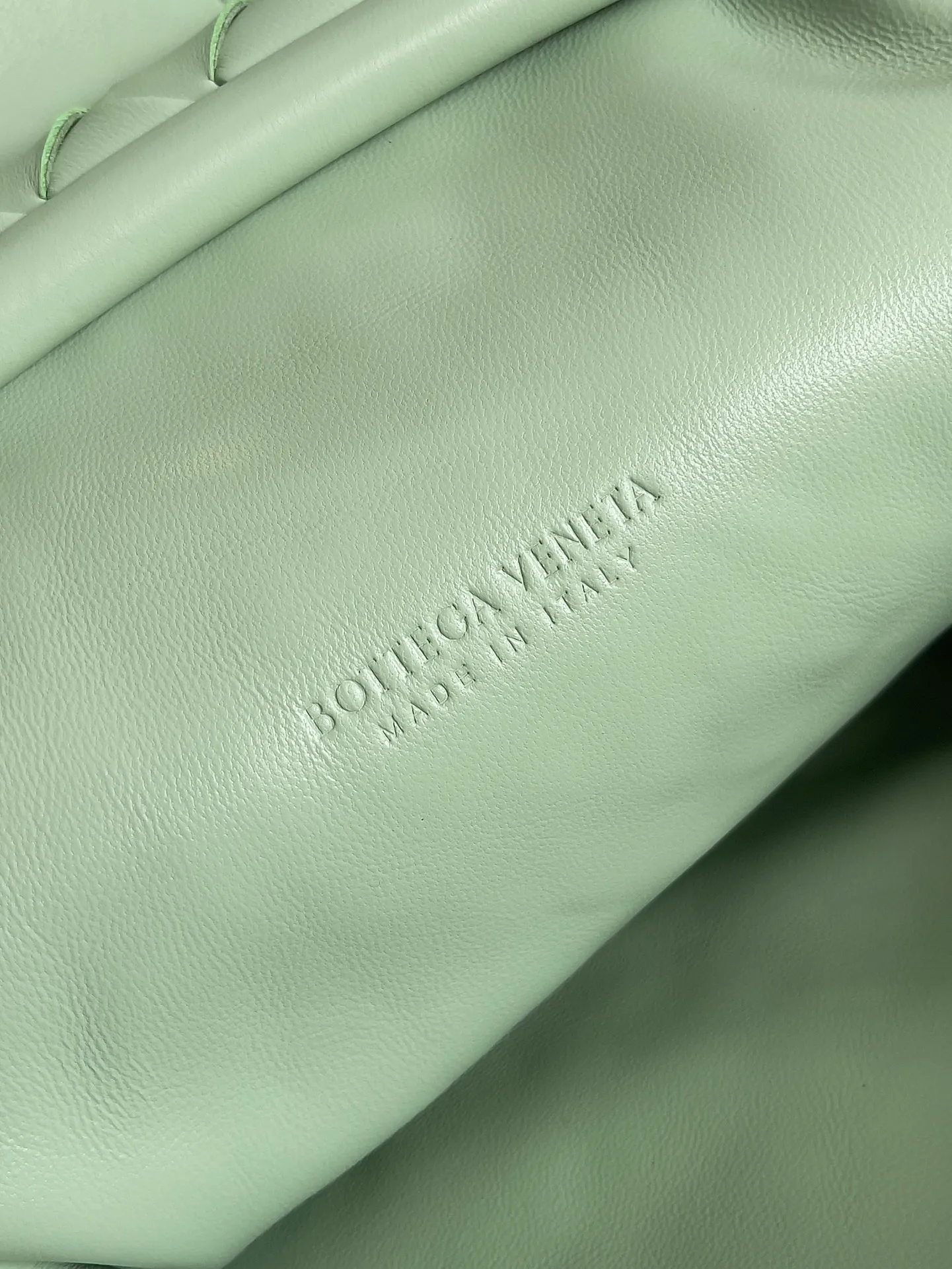 Batch 2260 BOTTEGA VENETA Lady's LAUREN CLUTCH Chain Clutch was inspired by 40 years ago. It is a perfect fusion of classic and modern bags. It is effortless and fashionable for any occasion and at any time. The newly added detachable metal chain allows people to have more ways to carry it. It is grand and elegant. Style No.: 785807 Size: 31.5*16.5*11cm